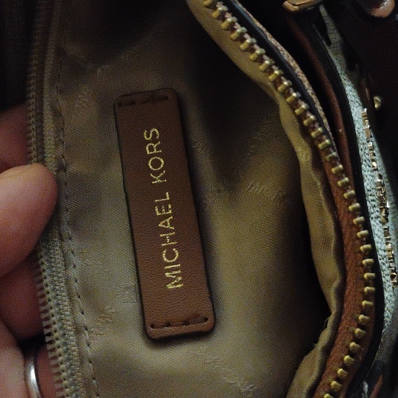 Michal Kors Bag & Wallet set - Picture 10 of 11